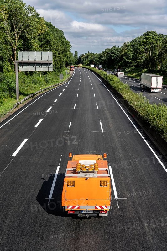 Marking work after the renewal of the road surface on the A40 motorway between the Kaiserberg junction and Mülheim-Heißen, in the direction of Essen, over a length of 7.6 kilometres, with whisper asphalt, so-called open-pored asphalt, 10-day closure of the motorway, North Rhine-Westphalia, Germany, Europe