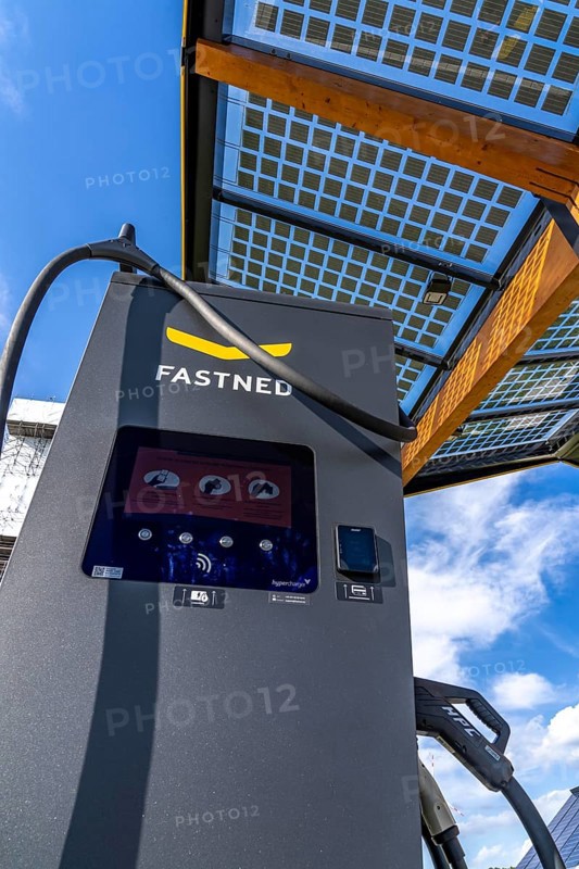 E-fuelling station on the site of the former Lohberg colliery in Dinslaken, 4 300 kW fast-charging columns, from the provider Fastend, the charging current comes from renewable energies, part of it from the photovoltaic roof of the e-fuelling station, North Rhine-Westphalia, Germany, Europe