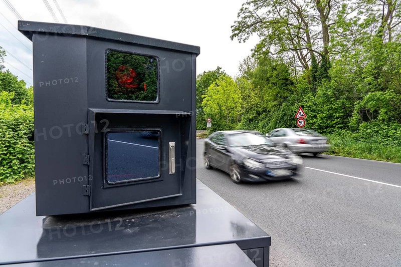 Semi-stationary speed camera on the B227, Hattinger Straße, used by the city of Gelsenkirchen, model TraffiStar S350 from Jenoptik, the device is temporary, self-sufficient for up to a week, at various measuring points, can measure and flash in 2 directions, laser measurement technology, data is sent to the city via mobile radio, is installed on a protected trailer, popularly known as an armoured speed camera, here a 50 km/h zone, North Rhine-Westphalia, Germany, Europe