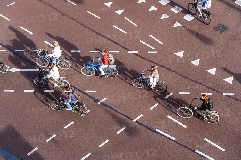 Crossing at Lange Viestraat, markings for cars and bicycles, green phase only for cyclists to be able to turn safely in all directions, Utrecht Netherlands