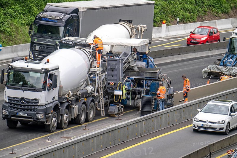 Motorway construction site on the A52 in Essen, basic renovation of the two carriageways in both directions, over 8 years, here the construction of concrete crash barriers between the carriageways, using the so-called sliding construction method, around 500 metres of concrete crash barrier, crash barrier is built per day, North Rhine-Westphalia, Essen
