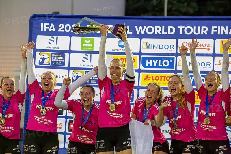 Fistball (woman) : TSV Dennach against TV Jahn Schneverdingen (IFA 2024 Fistball World Tour Finals Mannheim, Final) . Picture: The Dennach team at the trophy presentation