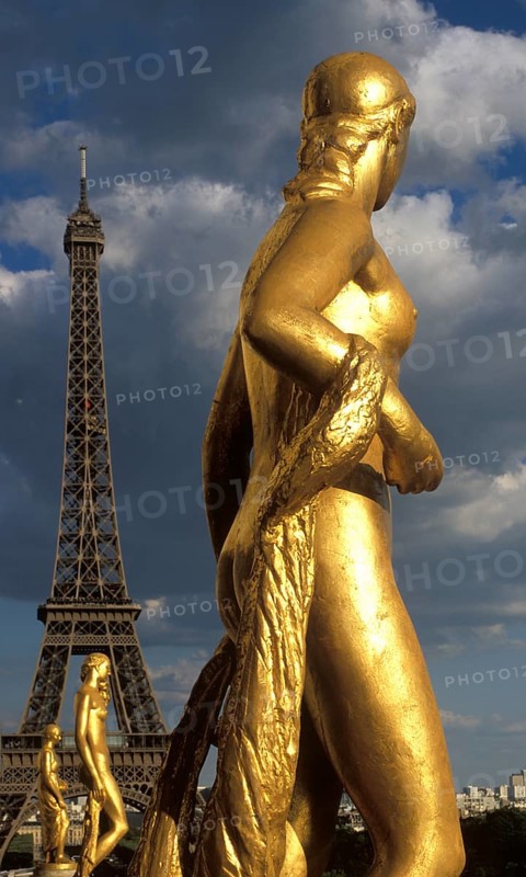 Die vergoldeten Statuen vom Trocadéro, hinten der 330m hohe Eifflturm, gebaut zum 100. Jahrestag der Französischen Revolution, Paris, Frankreich