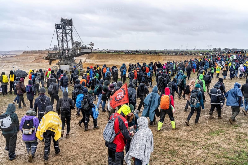 Many thousands of demonstrators march after a demonstration against the demolition of the lignite village of Lützerath, to the edge of the Garzweiler open-cast mine and on to the rest of the village, Lützerah, Erkelenz, North Rhine-Westphalia, Germany, Europe