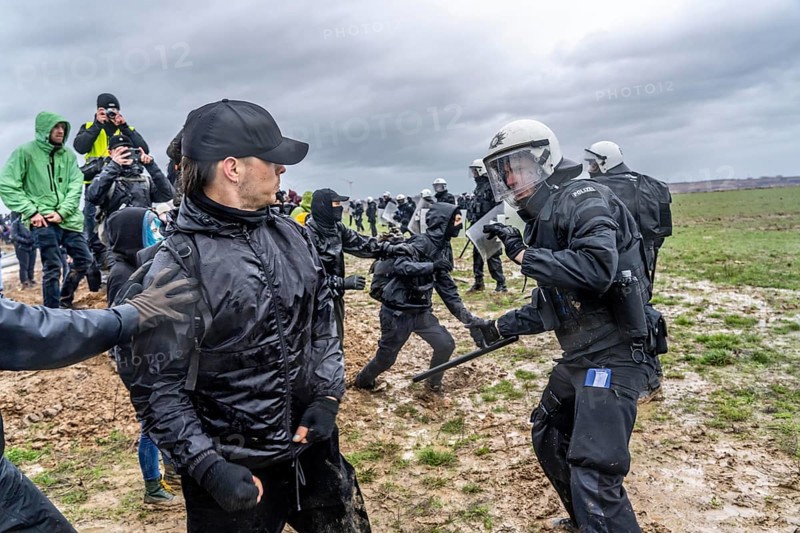 Violent clashes between thousands of demonstrators and the police, after a demonstration against the demolition of the brown coal village of Lützerath, the demonstration participants try to get to the rest of the village, Lützerah, and storm it, the police prevent this with a large contingent of forces, Erkelenz, North Rhine-Westphalia, Germany, Europe