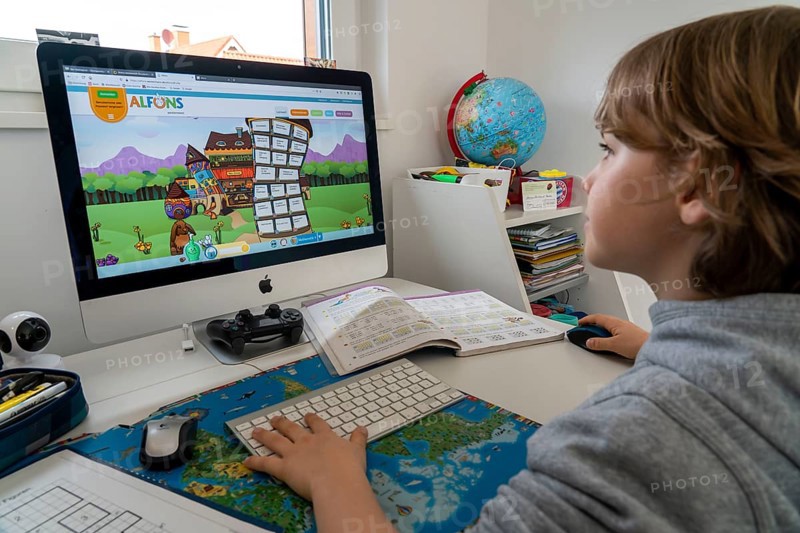 Young, primary school pupils, home learning, doing schoolwork, distance learning, virtual classroom, at home on the computer, effects of the corona crisis in Germany