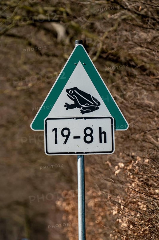 Information on toad migration, amphibians, but only from 7-8 pm, sign, on a country road near Walbeck, town of Geldern, Lower Rhine, North Rhine-Westphalia, Germany, Europe