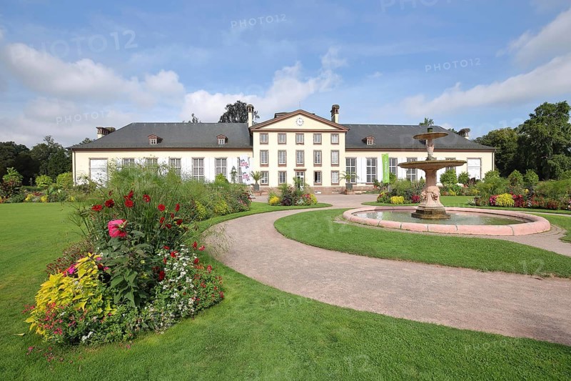 Joséphine Pavilion with bowl fountain and flower bed, Baroque garden, Parc de l'orangery, orangery Park, Strasbourg, Bas-Rhin, Alsace, France, Europe