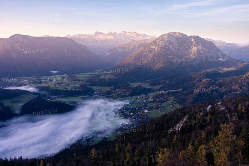 View from Mount Loser to Lake Altaussee, Altaussee, Bad Aussee, Tressenstein, Zinken, Sarstein, Dachstein mountains. Wafts of mist over the lake. In the morning at sunrise. Blue sky. Autumn. Altaussee, Bad Aussee, Ausseer Land, Totes Gebirge, Styria, Upper Austria, Austria, Europe