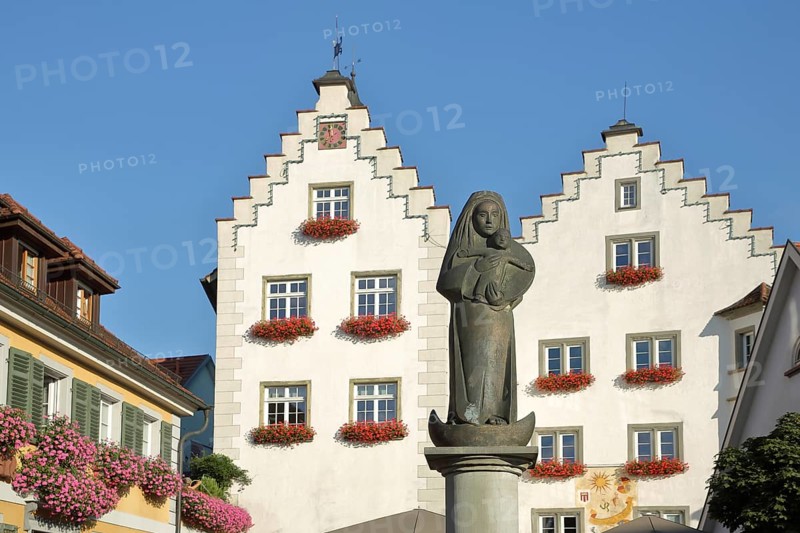 Madonna figure at the fountain and historic gate castle with stepped gable, town gate, town tower, sculpture, Bärenplatz, Tettnang, Lake Constance region, Baden-Württemberg, Germany, Europe