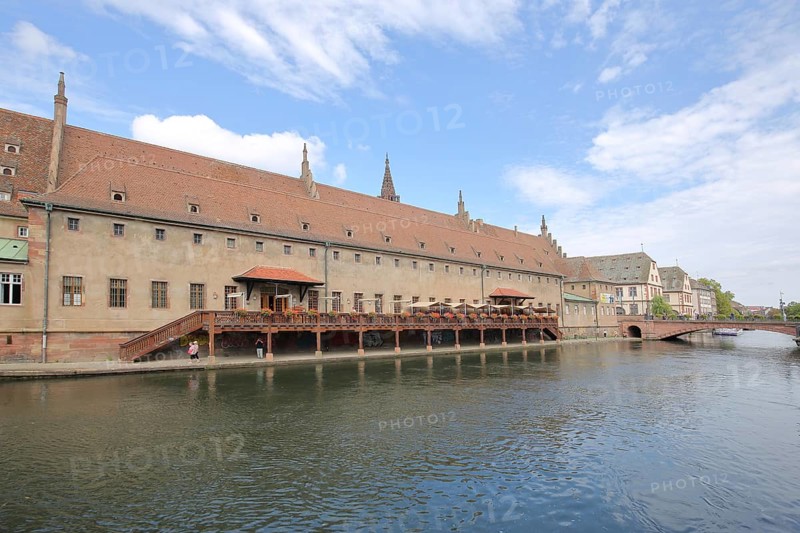 Ancienne douane, old customs house, historical building with reflection, idyll, bridge, Pont du Corbeau, Ill, Grande Île, Strasbourg, Bas-Rhin, Alsace, France, Europe