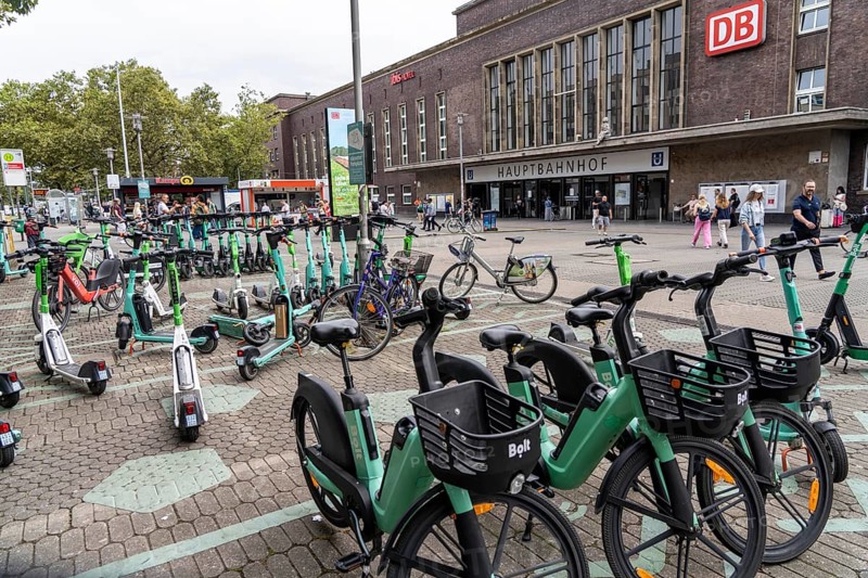 Designated sharing stations, parking space for e-scooters, rental bikes, e-scooters, in front of the main railway station in Düsseldorf, North Rhine-Westphalia, Germany, Europe