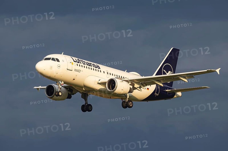 Aircraft approaching Zurich Airport. Registration: D-AILK, Airbus A319-114, Lufthansa. Zurich, Switzerland, Europe