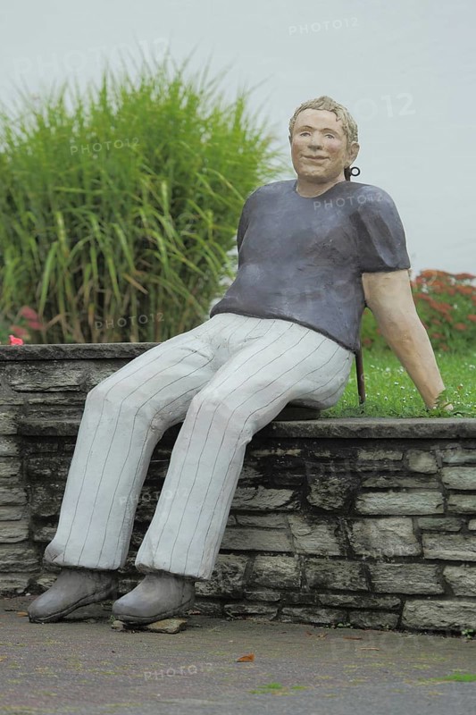 Sculpture Holger by Christel Lechner 2021, figure, man, sitting, wall, everyday people, Eschenplatz, RhineMain Regional Park, Eschborn, Taunus, Hesse, Germany, Europe
