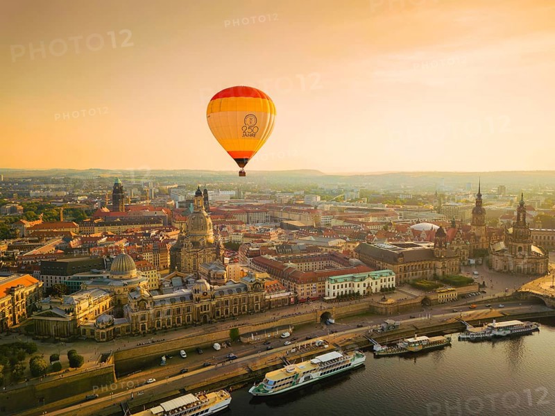 Historic Old Town with sights, Church of Our Lady, Brühl's Terrace, Terrassenufer, Elbe, steamboats. Hot air balloon launch, Dresden, Saxony, Germany, Europe