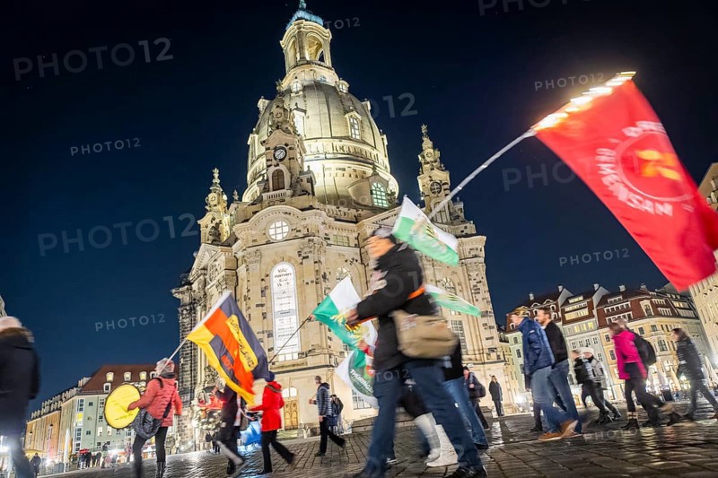 To mark 13 February and the destruction of Dresden in the Second World War, the small right-wing extremist party Freie Sachsen organised a demonstration and marched through the centre of Dresden in front of the Church of Our Lady with revanchist and fantasy flags and loudspeakers. They distorted historical facts, voiced conspiracy theories and shouted slogans that jeopardised the rule of law, Dresden, Saxony, Germany, Europe