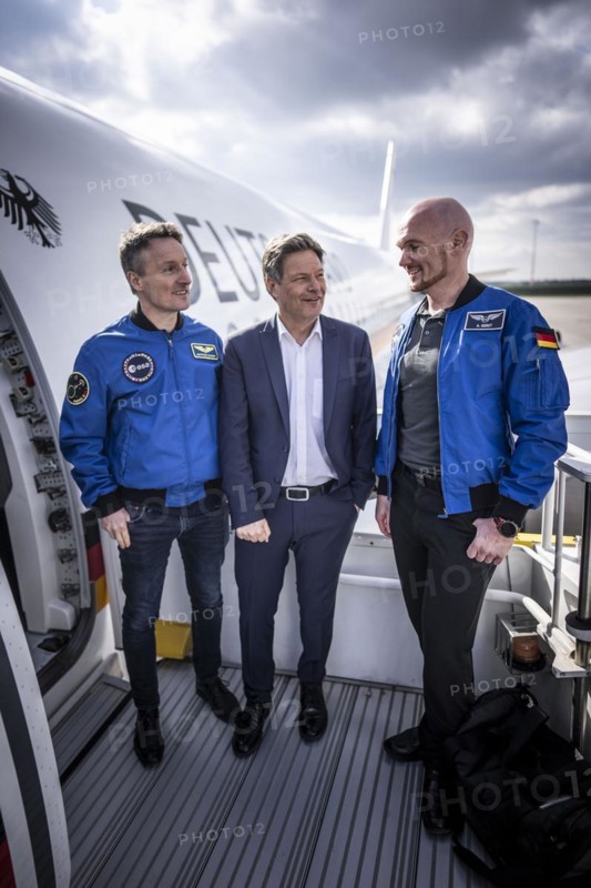 Trip of the Federal Minister of Economics and Climate Protection Robert Habeck to the USA from 06-10 March 2024 Departure in Berlin together with the ESA astronauts Alexander Gerst and Matthias Maurer recorded in Berlin, 06 March 2024