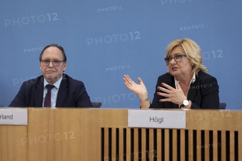 Eva Högl, Parliamentary Commissioner for the Armed Forces, and Hans-Ulrich Gerland, Senior Civil Servant in the Office of the Parliamentary Commissioner for the Armed Forces, at the presentation of the 2023 Annual Report at the Federal Press Conference in Berlin, 12 March 2024