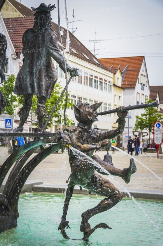 Jester, sculpture detail, Theodul Fountain on the market square of Ehingen an der Donau, Baden-Württemberg, Germany, Europe
