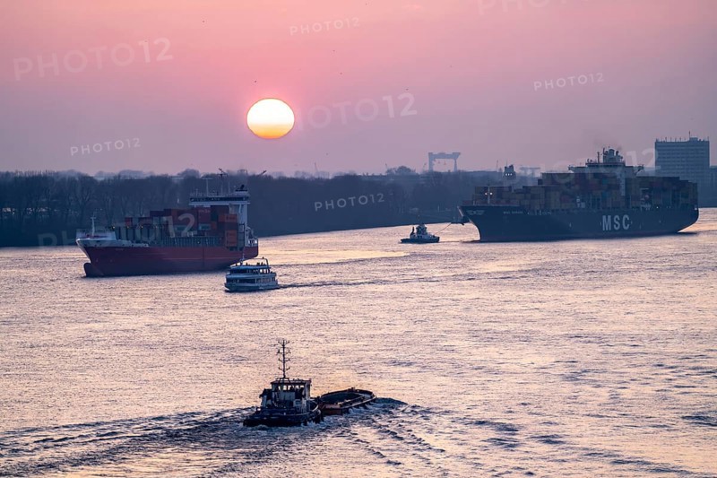 Evening shipping traffic on the Elbe, near Övelgönne, container freighter MSC Soraya arrives at Waltershofer harbour, feeder ship Ruth, Hamburg, Germany, Europe
