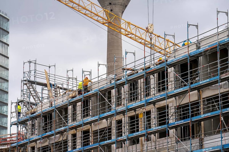 Large construction site, in Düsseldorf, construction of condominiums, shell construction, scaffolding, North Rhine-Westphalia, Germany, Europe