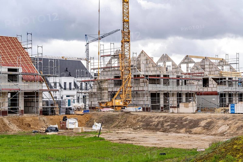 New development district, around 140 detached and semi-detached villas being built in the south of Duisburg, various property developers, shells, construction work, North Rhine-Westphalia, Germany, Europe