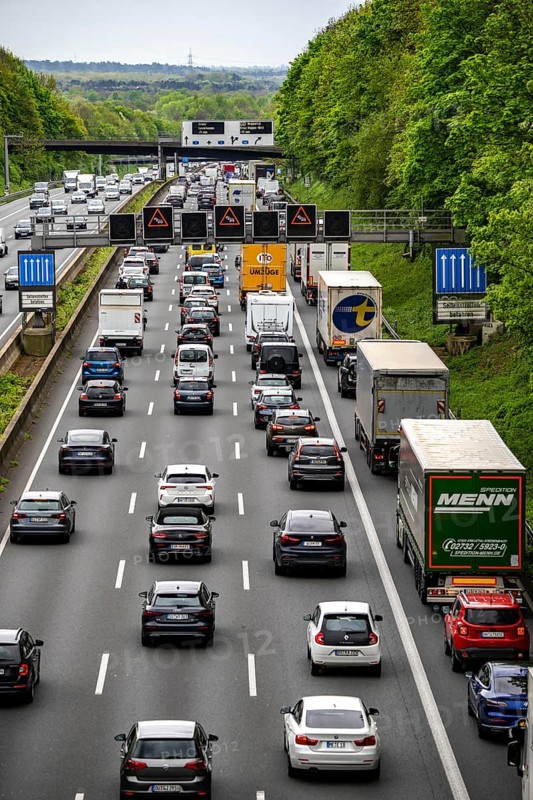 The A3 motorway, heavy traffic on 8 lanes, including the temporarily open hard shoulder, in front of the Hilden motorway junction, looking south, near Erkrath, traffic jam after accident, information board showing delays, North Rhine-Westphalia, Germany, Europe
