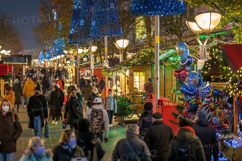 Christmas market in the city centre, Königstraße, during the fourth Corona wave, 2G regulation, pedestrian zone, in Duisburg, North Rhine-Westphalia, Germany, Europe