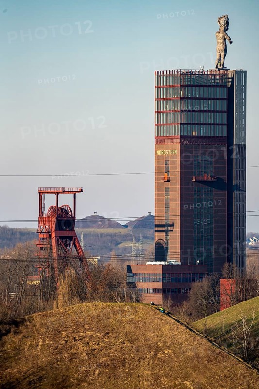 Nordsternpark, former site of Nordstern colliery, headframe, Nordstern tower, Hercules sculpture, Rungenberg spoil tip at the back, Gelsenkirchen, North Rhine-Westphalia, Germany, Europe