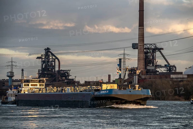 Duisburg-Hüttenheim steelworks, Hüttenwerke Krupp-Mannesmann, HKM, blast furnaces, Rhine, cargo ship, Duisburg, North Rhine-Westphalia, Germany, Europe