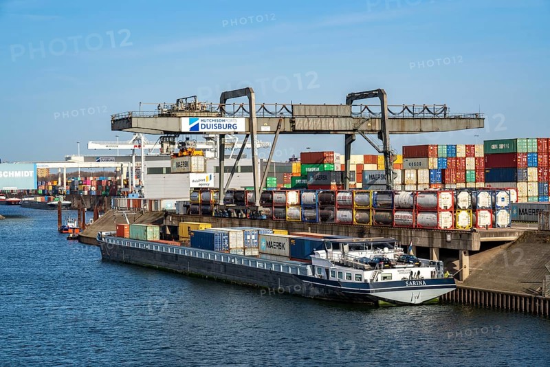 Port of Duisburg Ruhrort, Container freighter being loaded and unloaded at DeCeTe, Duisburg Container Terminal, Duisport, Duisburger Hafen AG, Duisburg, North Rhine-Westphalia, Germany, Europe