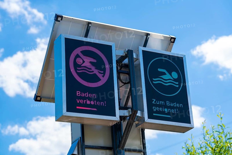 Bathing area in the Ruhr near Bochum-Dahlhausen, bathing traffic light, indicates whether bathing in the open Ruhr is permitted or prohibited due to insufficient water quality, here closed, Bochum North Rhine-Westphalia, Germany, Europe