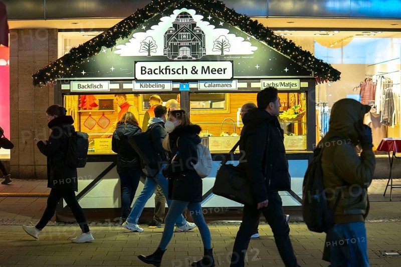Pre-Christmas season, Christmas market in the city centre of Essen, Kettwiger Straße, stalls, snack stall, Backfisch, North Rhine-Westphalia, Germany, Europe
