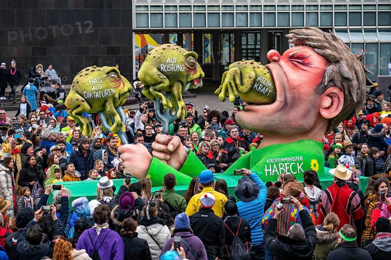 Rose Monday parade in Düsseldorf, street carnival, carnival floats by float builder Jacques Tilly, topic of the toads that Green Minister Robert Habeck has to swallow in his office as Economics Minister
