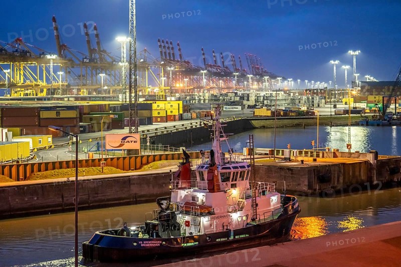 Container terminal in the seaport of Bremerhaven, Eurogate Container Terminal, Nordschleuse, harbour tug VB Bremerhaven, Bremen, Germany, Europe