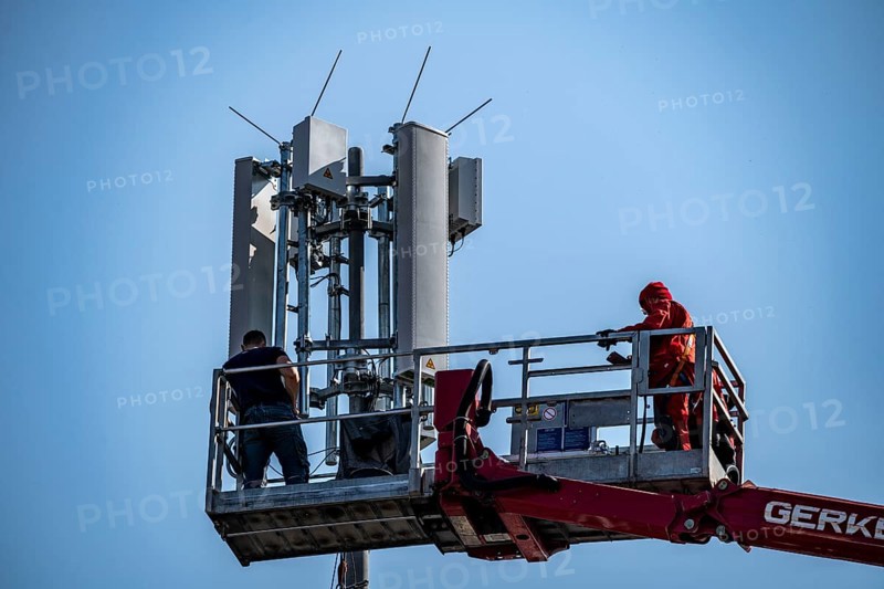 Assembly, installation of a 5G mobile radio transmitter, mast on a residential building, fast mobile internet, Düsseldorf, North Rhine-Westphalia, Germany, Europe