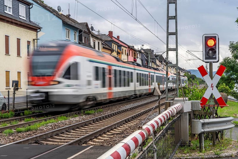 Upper Middle Rhine Valley, railway line on the right bank of the Rhine, regional train, level crossing, goods train line, up to 400 freight trains run here within 24 hours, on both sides, through the Rhine Valley, directly through villages and close to buildings, near Lorch, Hesse, Germany, Europe