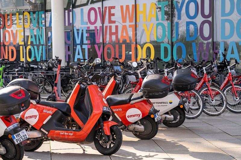 Rental bikes, rental mopeds, rental scooters, various providers, electrically powered, Hafencity Hamburg
