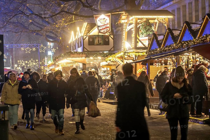Pre-Christmas period, Christmas market in the city centre of Essen, Kettwiger Straße, North Rhine-Westphalia, Germany, Europe