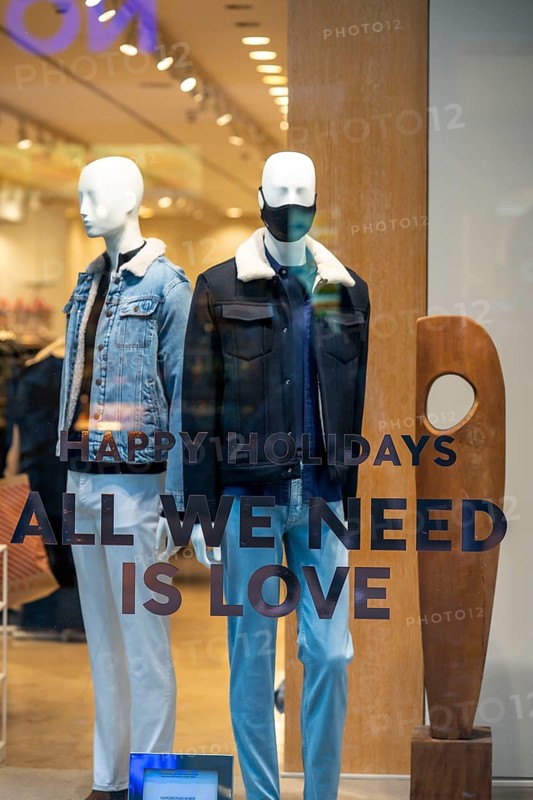 Shop window in the city centre, shopping street Westenhellweg, shopping street, pedestrian zone, full, many people shopping, during the second lockdown in the Corona crisis, Dortmund, North Rhine-Westphalia, Germany, Europe