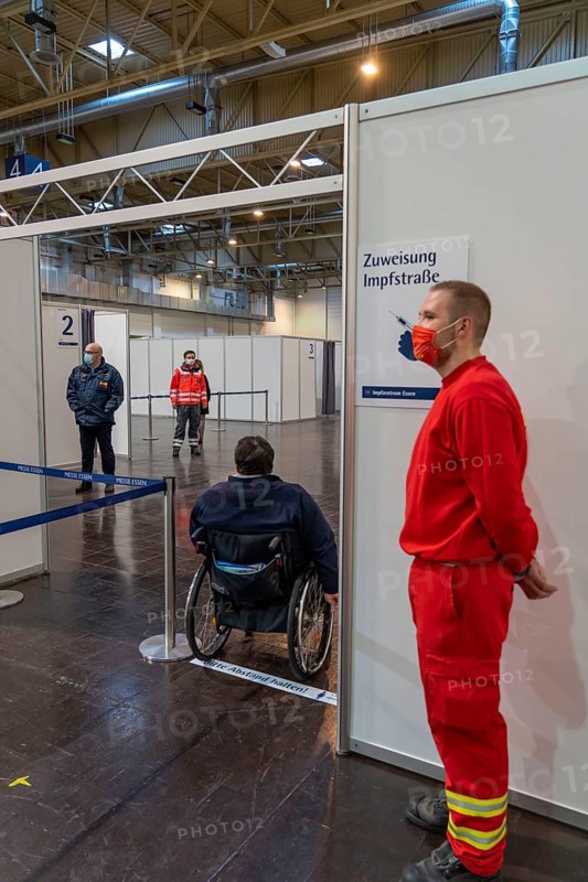 Test run in the vaccination centre for the corona vaccinations, in a hall of Messe Essen, entrance to the vaccination route, by the city, the fire brigade and various aid organisations, 12 vaccination routes for a daily vaccination of up to 2400 people, operated by the North Rhine-Westphalia Association of Statutory Health Insurance Physicians, disabled entrance, barrier-free, wheelchair accessible