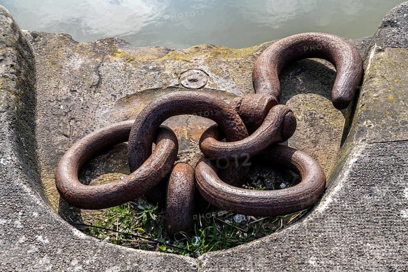 Hook for mooring ships and boats to a quay wall