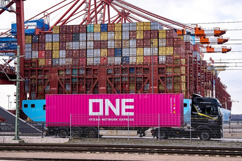 Port of Hamburg, Waltershofer Hafen, container ships, lorries bring and collect freight containers to and from HHLA Container Terminal Burchardkai, Hamburg, Germany, Europe