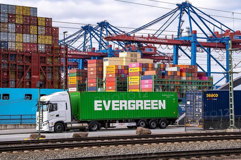 Port of Hamburg, Waltershofer Hafen, container ships, lorries bring and collect freight containers to and from HHLA Container Terminal Burchardkai, Hamburg, Germany, Europe