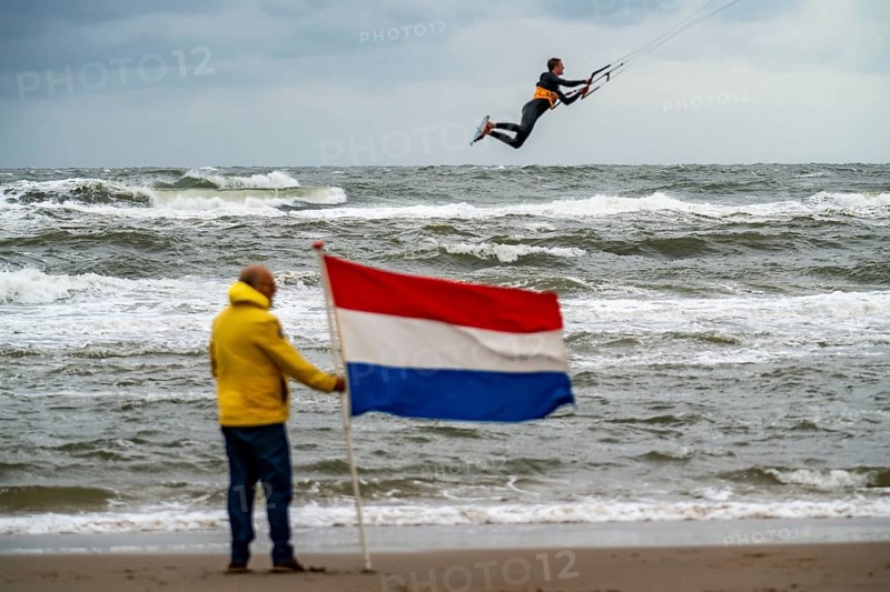 Hoek tot Helder, the longest downwind kite trip race in the world, 130 kilometres in one day along the Dutch North Sea coast, from Hoek van Holland to Den Helder, charity race with over 450 participants, kitesurfers on the beach of Egmond aan Zee, North Holland, Netherlands