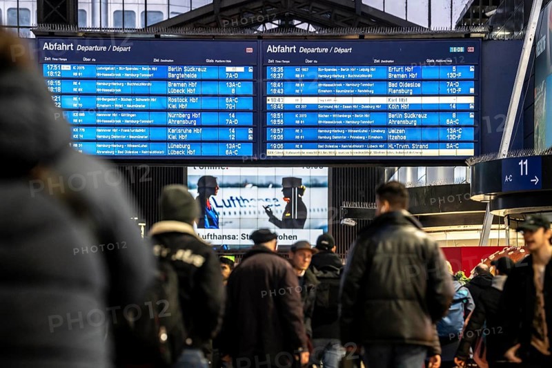 Display boards at Hamburg central station, evening rush hour, in front of another GDL, train driver strike, full station, reference to the VERDI strike at Lufthansa, news screen, Wandelhalle, Germany, Europe