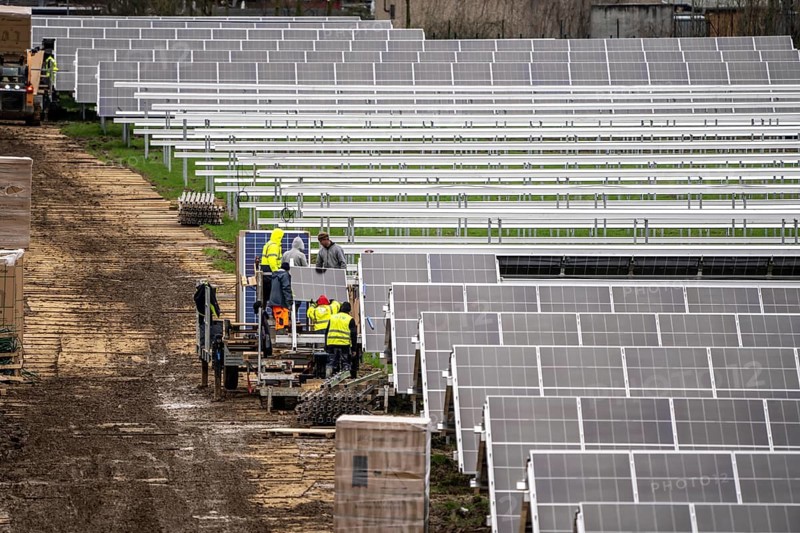 Construction of a solar park in Neukirchen-Vluyn, over 10, 000 solar modules will be installed on 4.2 hectares, which will then generate 6 million kilowatt hours per year, North Rhine-Westphalia, Germany, Europe
