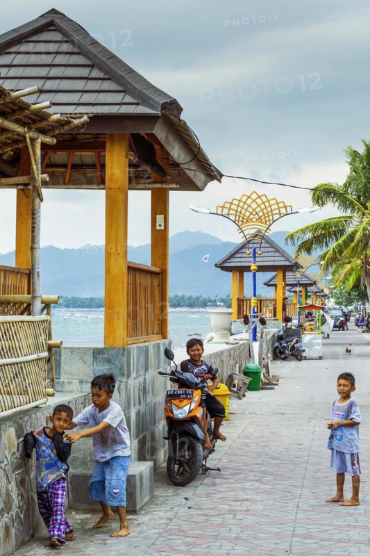 Children playing on the promenade in Bangsal, street, street scene, urban, fun, joy, childhood, emotion, play, freedom, happiness, happy, carefree, light-heartedness, childlike, joie de vivre, friendship, friends, island, coast, tropical, tropics, Asian, authentic, authenticity, original, atmosphere, tradition, traditional, poverty, culture, tradition, village, joyful, outdoors, Lombok, Indonesia, Asia
