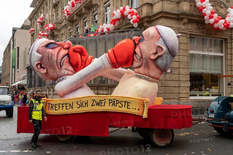 Rose Monday parade in Düsseldorf, street carnival, motif float in carnival, by float builder Jacques Tilly, satirical float on the dispute between the two popes, Benedict and Francis
