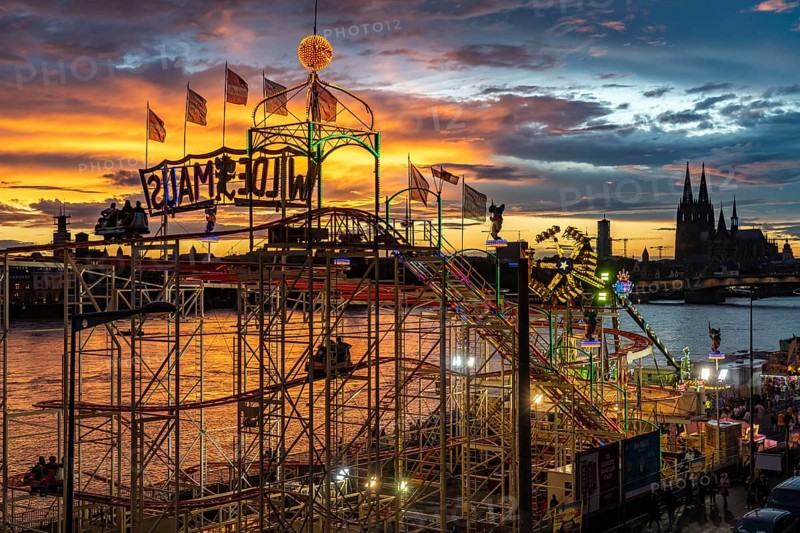Happy Colonia funfair, Corona-compliant funfair at the Deutzer Werft, on the Rhine, Cologne Cathedral, Abendrot, Wild Mouse roller coaster, a temporary amusement park of the Cologne Showmen's Association, under Corona conditions, with entrance fee and admission only with the 3-G conditions, distances, one-way street, Cologne, North Rhine-Westphalia, Germany, Europe